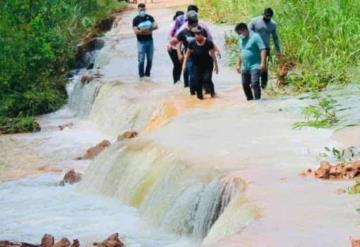 Asiste Alma Espadas a familias inundadas en Teapa