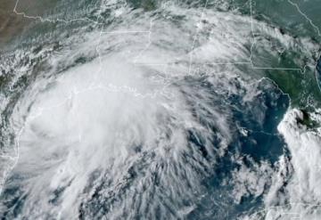 Nicholas se degrada a depresión tropical en su paso sobre Texas