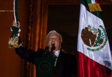 AMLO encabezó su tercer Grito con vivas al México prehispánico, a la democracia, la justicia y el amor al prójimo