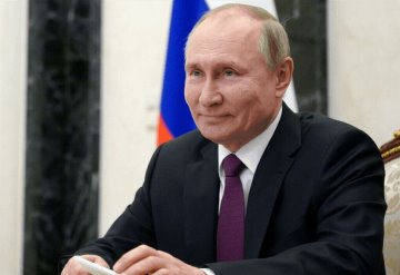 Putin reporta docenas de casos de COVID-19 en su entorno