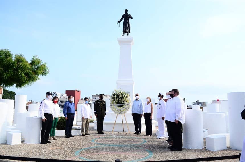 Realizan guardia de honor en el monumento a Miguel Hidalgo y José María  Morelos