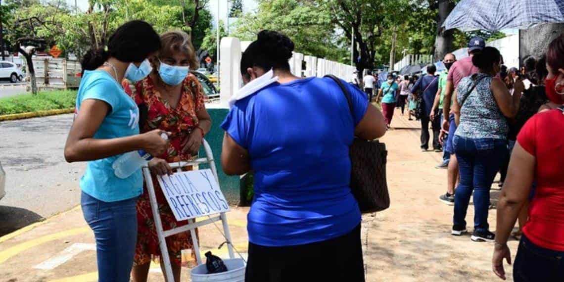 Foto Galería: Se arma la vendimia ante la aglomeración de las personas que recibirán vacunas