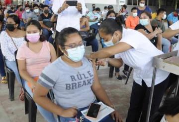 Buena afluencia de vacunados mantienen este sábado en el municipio de Comalcalco