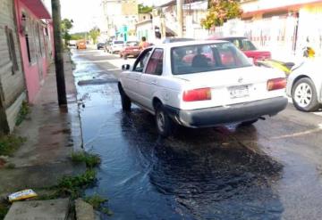 Fétidas aguas negras inundan calles de Jonuta