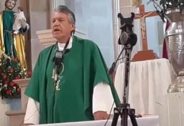 Deja de tragar, sacerdote insulta en plena misa a mujer con sobrepeso