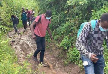 Migrantes haitianos esperan para continuar su camino hacia la ciudad de Tapachula 