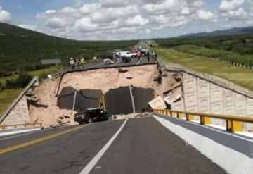 Fallece mujer tras colapsar puente en carretera de San Luis Potosí