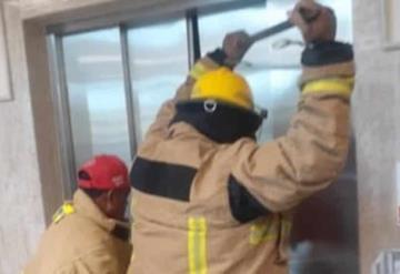 Abuelito es liberado de un elevador por elementos de Protección Civil