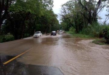 Vado de agua sobre la carretera Villahermosa-Teapa