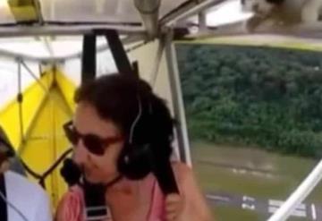 ¡Michi volador! Gato aparece en el ala de un avión y sorprende a pareja