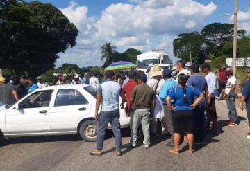 Campesinos del ejido Amatitán bloquean vía Villahermosa-Escárcega