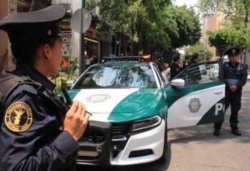 Policías de CdMx rescatan a joven de arrojarse de puente