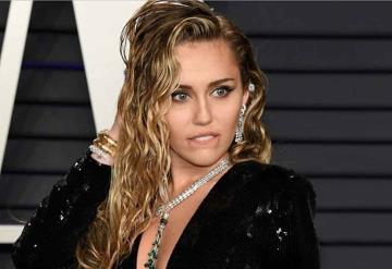 Miley Cyrus sorprende con arriesgado vestido con transparencias