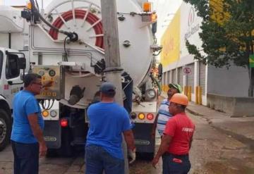 Limpian la red de drenaje en colonias de Balancán