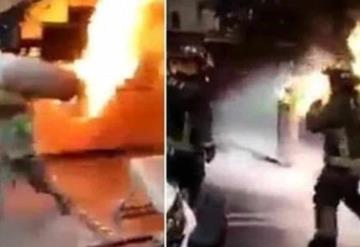 Bombero saca en hombros tanque de gas en llamas y evita una explosión en restaurante