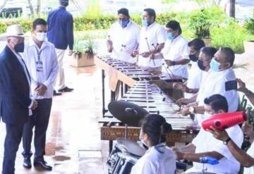 Con música de marimba recibe Tabasco a embajador de Estados Unidos