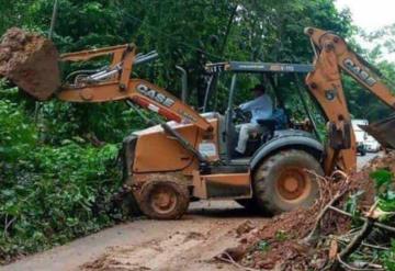 Retiran montículo de arena del deslave ocurrido ayer en la carretera Teapa-Tacotalpa