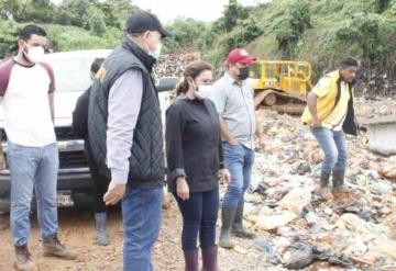 Recorre Alma Espadas relleno sanitario y zona de riesgo con titular de CEAS