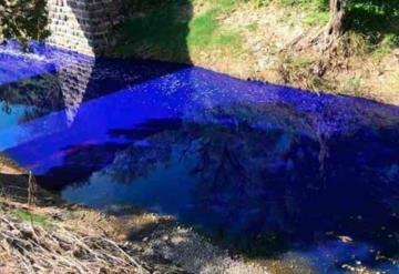 En Hidalgo, río Tula se tiñe de azul, autoridades ya investigan