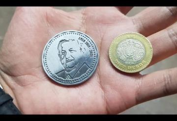 AMLO aparece en monedas conmemorativas; se venden por Internet y causan revuelo