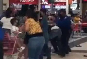 Familias pelean por una mesa en pleno centro comercial