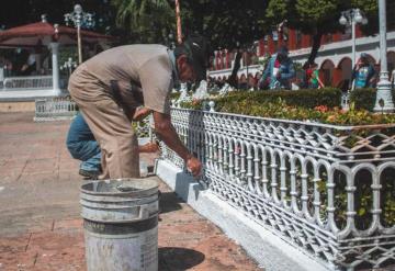 Realizan trabajos de limpieza y pintura en parque central de Tacotalpa