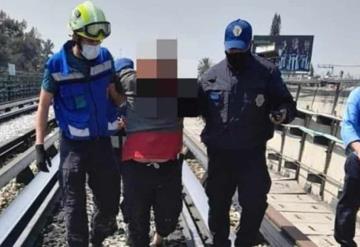 Rescatan a hombre en aparente estado etílico de las vías Línea 9 del Metro