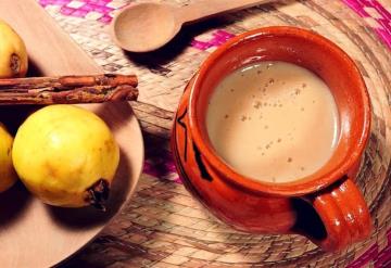 Atole de guayaba con masa, la bebida que no puede faltar para la ofrenda