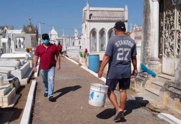 Cumplen ciudadanos con medidas sanitarias para ingresar a panteones