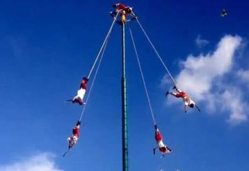 Cae volador de papantla durante ritual del Día de Muertos