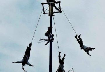 Volador de Papantla cayó durante la ceremonia del Día de Muertos