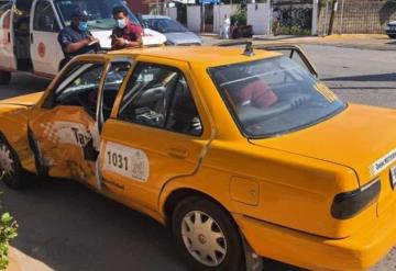 Taxista resulta lesionado al ser embestido por un auto compacto que aparentemente se desplazaba en exceso de velocidad