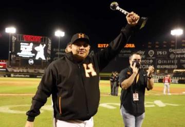 El pitcher tabasqueño Juan Pablo Oramas recibió el trofeo Vicente Huevo Romo como Pitcher del Año 2020-2021 de la LMP