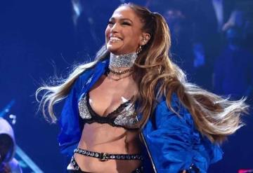 Jennifer Lopez nos enseña a usar el crop top con lentejuelas y blazer