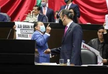 Óscar Cantón rechaza saludo de Lorenzo Córdova al inicio de su intervención en tribuna