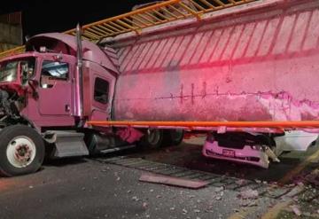 Tráiler derriba puente peatonal en la México - Texcoco