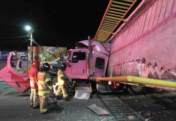 Momento exacto en que el tráiler tiró el puente en Texcoco