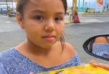 Pequeña vendedora de dulces sorprende en la calle al hablar 4 idiomas en Ecuador