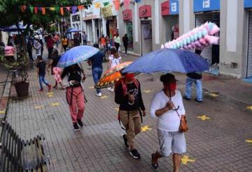 Lluvia no frena a consumidores