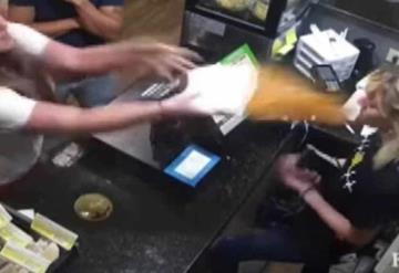 Lanza sopa hirviendo a empleada de restaurante en Texas