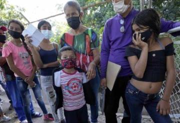 Venezolanos cruzan fronteras para conseguir que sus hijos sean vacunados contra la Covid-19