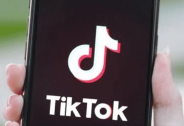 Adolescente pide ayuda con señal de manos que se hizo viral en Tik Tok