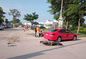 Motociclista se impacta contra auto compacto en Pomoca