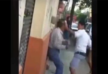 Jóvenes graban golpiza que le dan a adulto mayor para publicar el video en redes