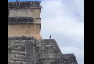 Perrito es visto en la cima de ruinas de Chichen Itzá