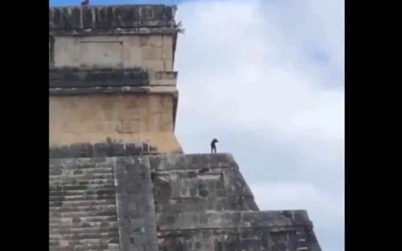 Perrito es visto en la cima de ruinas de Chichen Itzá