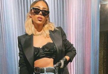 Danna Paola combina  jeans de cintura alta con blazer y bralette