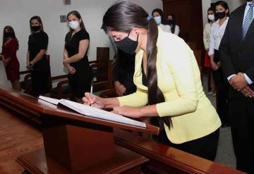 Joven presume que ya es abogada tras años de trabajar como albañil