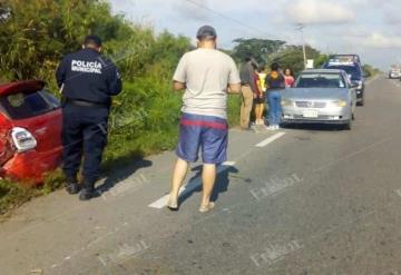 Al evitar atropellar a una persona pierde el control de su automóvil en carretera Macuspana-Villahermosa