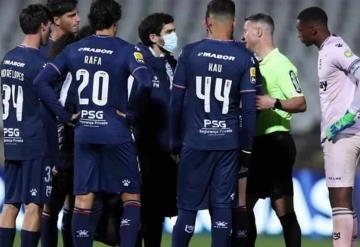 Tras dar positivos al Covid-19, equipo jugó con nueve hombres; el partido terminó suspendido en medio tiempo